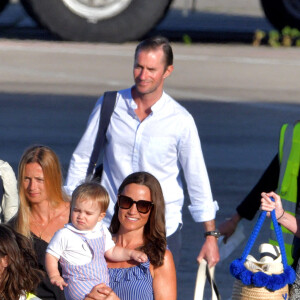James Middleton et sa fiancée Alizée Thévenet quittent Saint-Barthélemy le 5 janvier 2020 avec Pippa et son mari James Matthews. Pippa porte son fils Arthur. 
