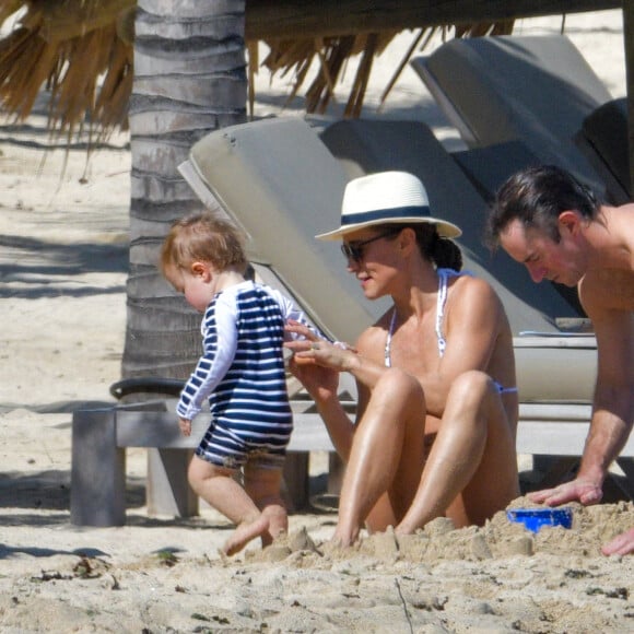 Pippa Middleton, son mari James Matthews et leur fils Arthur - Pippa Middleton se baigne dans les eaux bleues de Saint Barthélemy avec sa famille le 25 décembre 2019. 