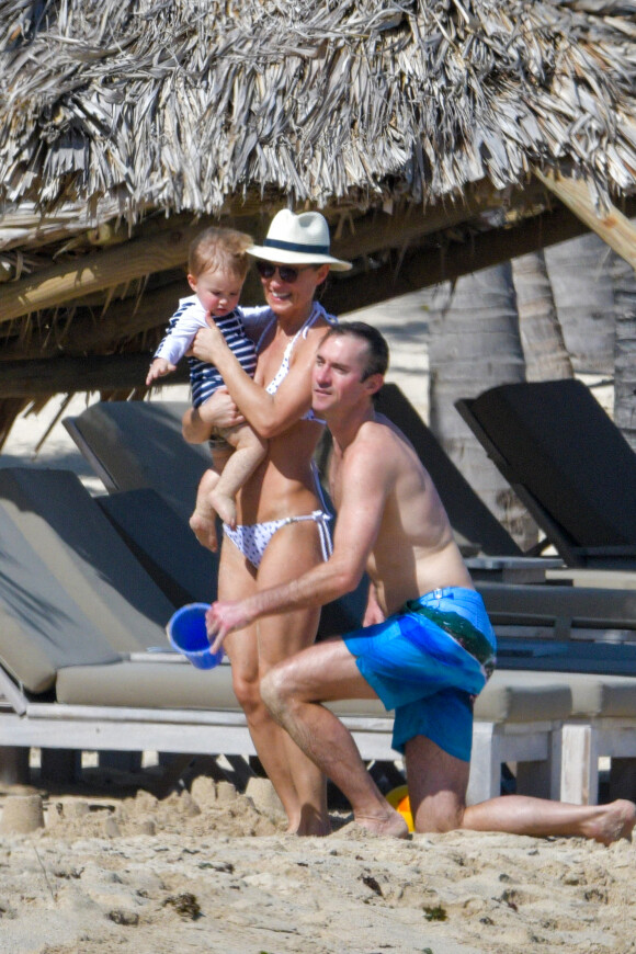 Pippa Middleton, son mari James Matthews et leur fils Arthur - Pippa Middleton se baigne dans les eaux bleues de Saint Barthélemy avec sa famille le 25 décembre 2019. 