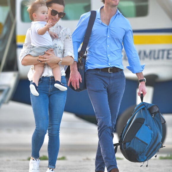 Pippa Middleton, son mari James Matthews et leur fils Arthur arrivent à Saint-Barthélemy pour passer les vacances de Noël le 23 décembre 2019. 