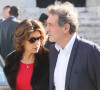 Jean-Jacques Bourdin et sa femme Anne Nivat - Obsèques de Jean-Noël Tassez, le compagnon de Charlotte Rampling, au crématorium du cimetière du Père-Lachaise à Paris, le 9 octobre 2015.