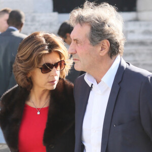 Jean-Jacques Bourdin et sa femme Anne Nivat - Obsèques de Jean-Noël Tassez, le compagnon de Charlotte Rampling, au crématorium du cimetière du Père-Lachaise à Paris, le 9 octobre 2015.