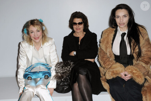 Julie Depardieu, Fanny Ardant et Béatrice Dalle lors du vernissage de l'exposition Hi Panda by Ji-Ji, le 25 janvier 2010 au Art Club du Palais de Tokyo.