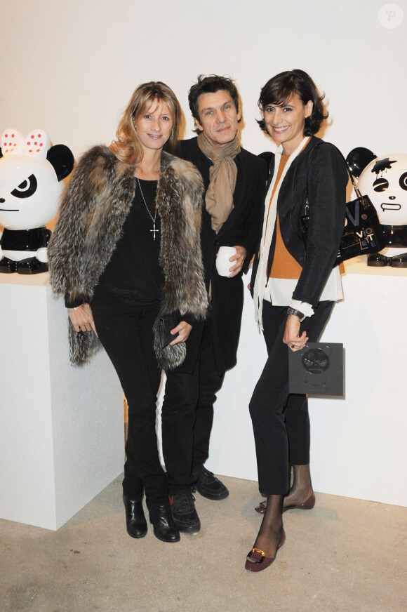 Marc et Sarah Lavoine avec Inès de la Fressange lors du vernissage de l'exposition Hi Panda by Ji-Ji, le 25 janvier 2010 au Art Club du Palais de Tokyo.