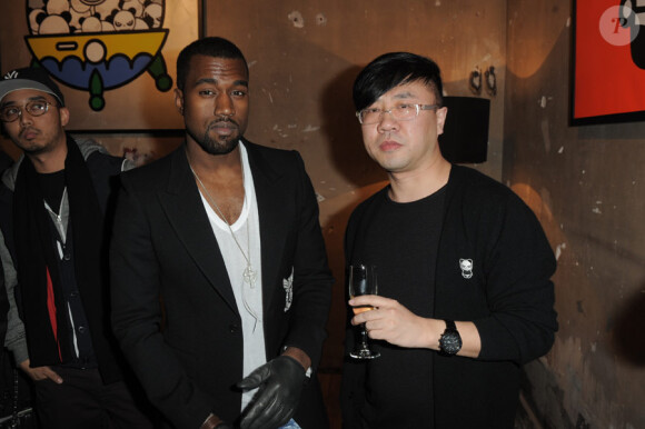 Kanye West et Ji-Ji lors du vernissage de l'exposition Hi Panda by Ji-Ji, le 25 janvier 2010 au Art Club du Palais de Tokyo.