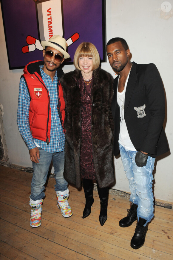Anna Wintour entourée de Kanye West et Pharrell Williams lors du vernissage de l'exposition Hi Panda by Ji-Ji, le 25 janvier 2010 au Art Club du Palais de Tokyo.