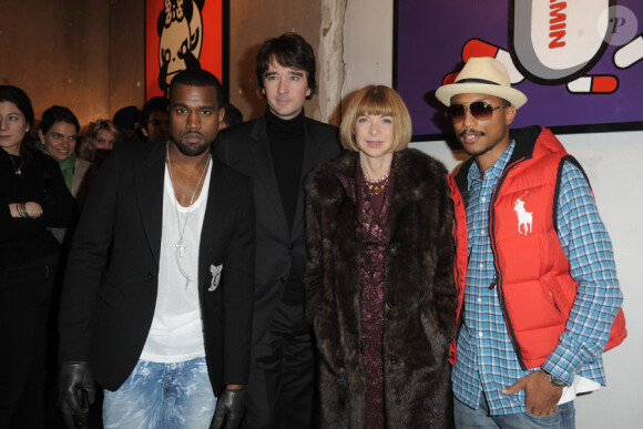 Kanye West, Antoine Arnault, Anna Wintour et Pharrell Williams lors du vernissage de l'exposition Hi Panda by Ji-Ji, le 25 janvier 2010 au Art Club du Palais de Tokyo.