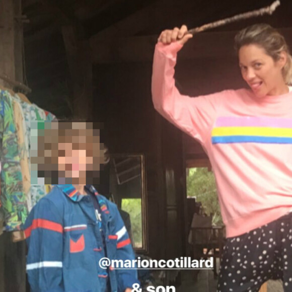 Capture d'écran de Marion Cotillard et son fils Marcel, publié sur le compte public de Marguerite Bartherotte le 27 août 2018.