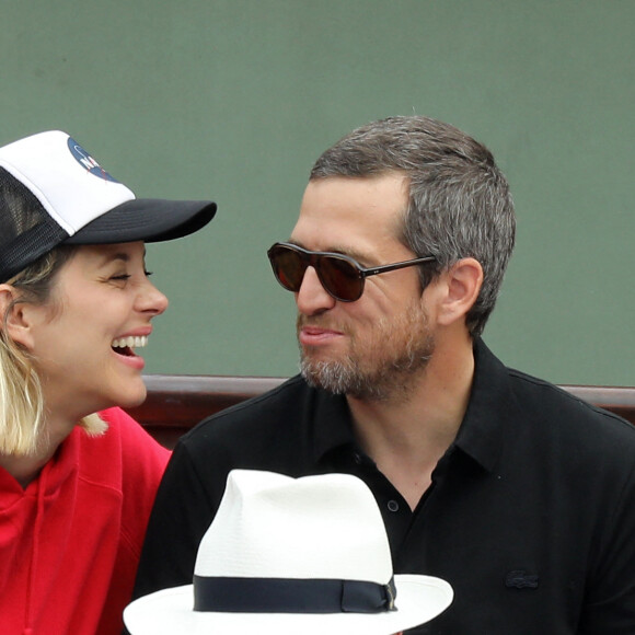 Marion Cotillard et son compagnon Guillaume Canet dans les tribunes des Internationaux de France de Tennis de Roland Garros à Paris, le 10 juin 2018. © Jacovides/Moreau/Bestimage