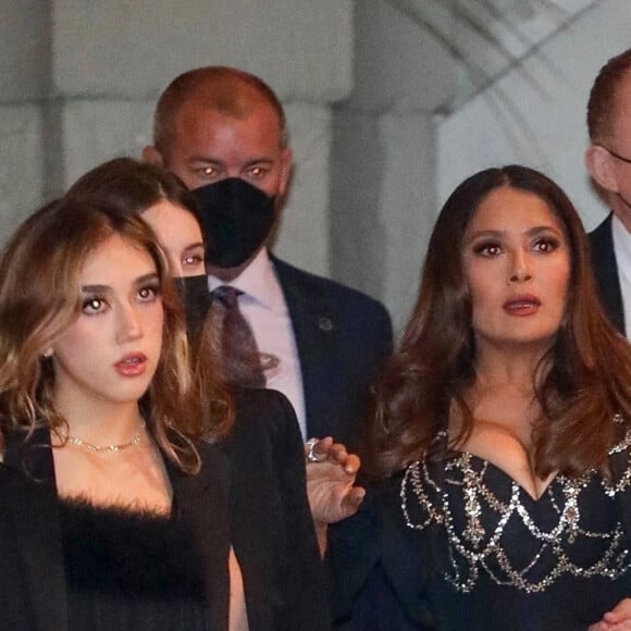 Salma Hayek et sa famille arrive pour la cérémonie de son étoile sur la Hollywood Walk Of Fame à Los Angeles, le 19 novembre 2021. 