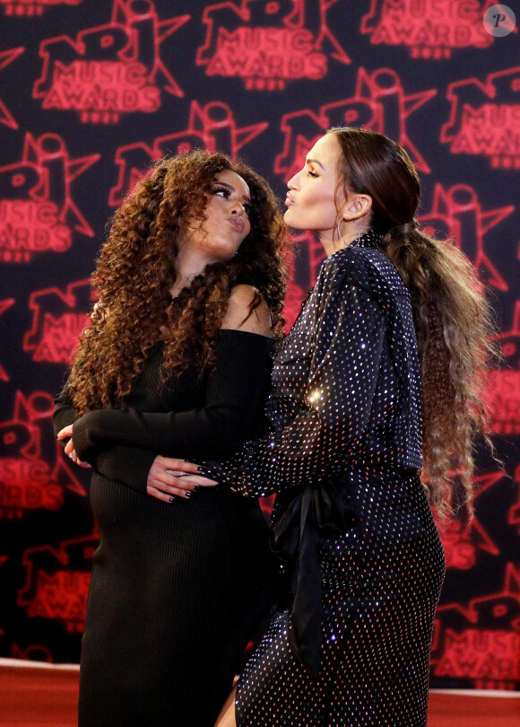 Amel Bent (enceinte) et Vitaa lors de la 23ème édition des NRJ Music Awards 2021 au Palais des Festivals de Cannes, le 20 novembre 2021. © Dominique Jacovides/Bestimage 