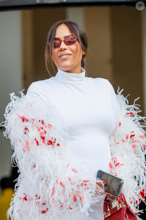 Amel Bent, enceinte, - Arrivées au défilé femme Giambattista Valli Automne/Hiver 2022/2023 lors de la Fashion Week de Paris, France, le 7 mars 2022. © Veeren-Clovis/Bestimage 