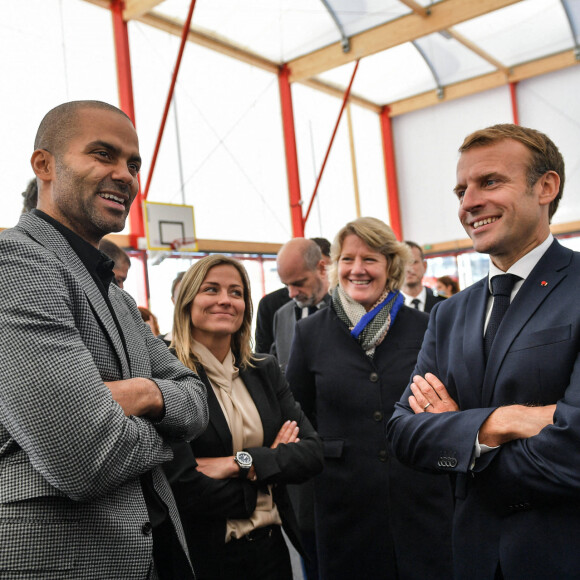 Le President de la République française Emmanuel Macron, accompagné par le ministre de l'Education nationale, de la Jeunesse et des Sports, Jean-Michel Blanquer, Roxana Maracineanu, ministre déléguee, charée des Sports, la maire de Tremblay en France, François Asensi, Tony Estanguet, président du comité d'organisation des Jeux Olympiques et Paralympiques, Tony Parker, Clémentine Autain, visite la halle sportive et échanger avec des jeunes usagers et présidents de fédérations sportives de handball, de judo, de basket et de tennis dans le cadre de son déplacement consacré aux Jeux Olympiques et Paralympiques de Paris, à Tremblay-en-France, Seine-Saint-Denis, France. © Isabelle Harsin/Pool/Bestimage