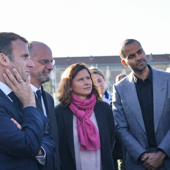 Le President de la République française Emmanuel Macron, accompagné par le ministre de l'Education nationale, de la Jeunesse et des Sports, Jean-Michel Blanquer, Roxana Maracineanu, ministre déléguee, charée des Sports, la maire de Tremblay en France, François Asensi, Tony Estanguet, président du comité d'organisation des Jeux Olympiques et Paralympiques 2024, Tony Parker, Clémentine Autain, visite la halle sportive et échanger avec des jeunes usagers et présidents de fédérations sportives de handball, de judo, de basket et de tennis dans le cadre de son déplacement consacré aux Jeux Olympiques et Paralympiques de Paris 2024, à Tremblay-en-France, Seine-Saint-Denis, France, le 14 octobre 2021. © Isabelle Harsin/Pool/Bestimage