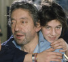Serge Gainsbourg chez lui avec sa fille Charlotte, rue de Verneuil. © Michel Marizy via Bestimage