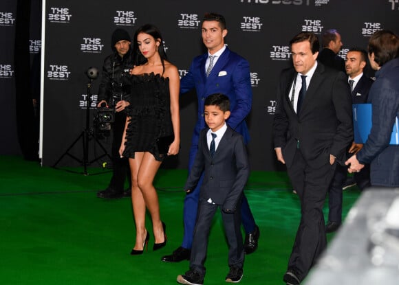 Cristiano Ronaldo, son fils Cristiano Jr et sa compagne Georgina Rodriguez au photocall des FIFA Football Awards à Zurich le 9 janvier 2017.