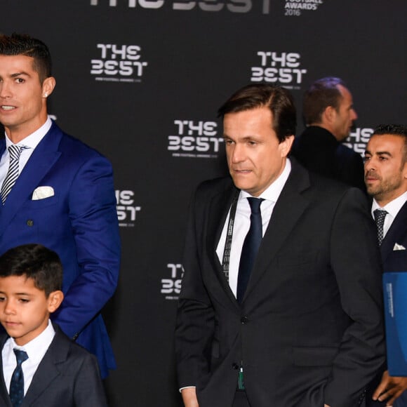Cristiano Ronaldo, son fils Cristiano Jr et sa compagne Georgina Rodriguez au photocall des FIFA Football Awards à Zurich le 9 janvier 2017.