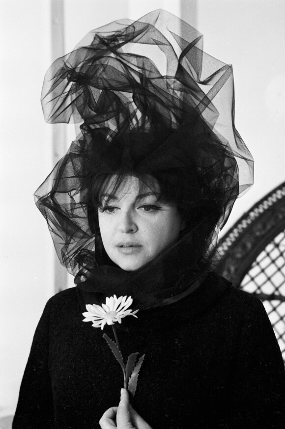 En France, à Paris, la chanteuse Régine sur le plateau de l'émission TV "Ni Figue Ni Raisin". Le 5 mars 1965 © Michel Ristroph via Bestimage