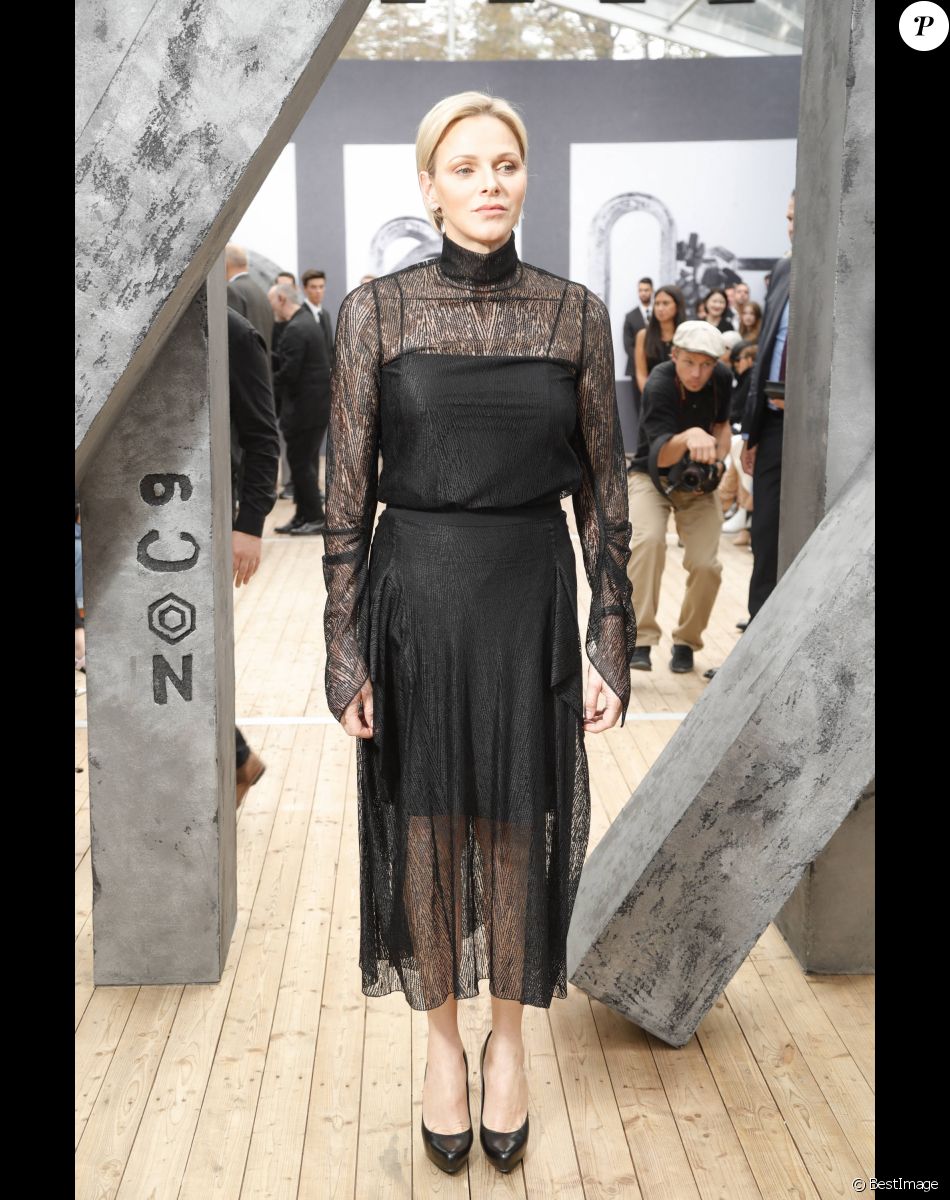 La princesse Charlene de Monaco assiste au défilé Akris collection PAP Printemps/été lors de la fashion week à Paris