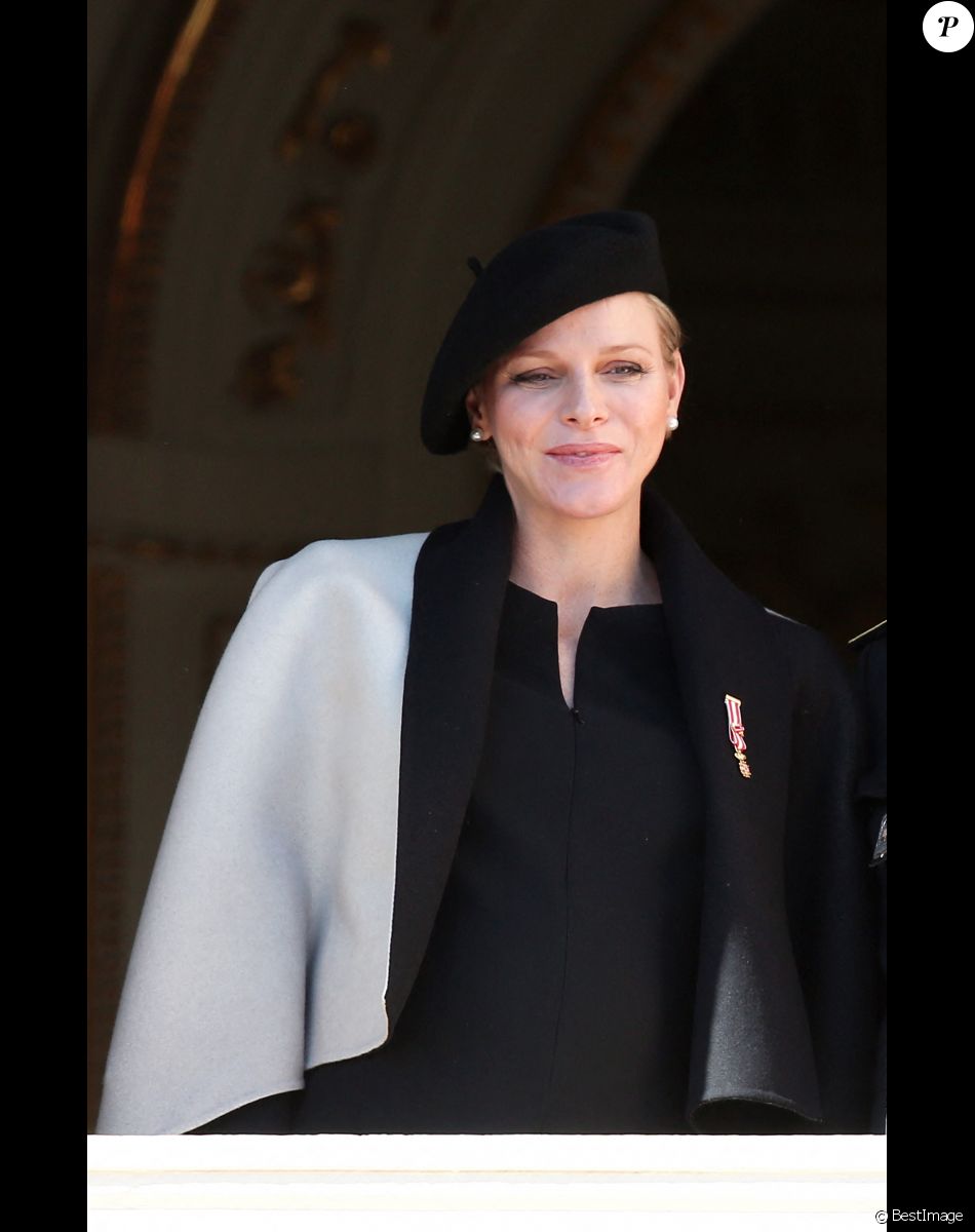 La princesse Charlène de Monaco (enceinte) (habillée en Akris) - La famille de Monaco au balcon du palais princier lors de la fête nationale monégasque. Le 19 novembre 2014