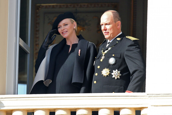 Info - La princesse Charlène de Monaco ne participera pas aux festivités de la fête nationale monégasque le 19 novembre - La princesse Charlène (enceinte) (habillée en Akris) et le prince Albert II de Monaco - La famille de Monaco au balcon du palais princier lors de la fête nationale monégasque. Le 19 novembre 2014