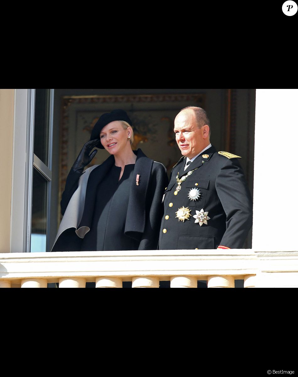 Info - La princesse Charlène de Monaco ne participera pas aux festivités de la fête nationale monégasque le 19 novembre - La princesse Charlène (enceinte) (habillée en Akris) et le prince Albert II de Monaco - La famille de Monaco au balcon du palais princier lors de la fête nationale monégasque. Le 19 novembre 2014