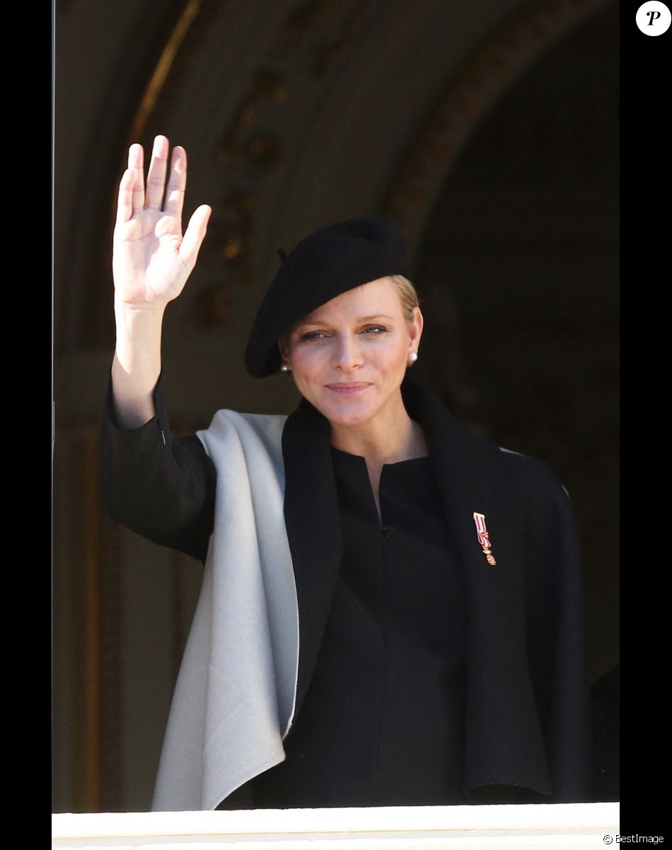 La princesse Charlène de Monaco (enceinte) (habillée en Akris) - La famille de Monaco au balcon du palais princier lors de la fête nationale monégasque. Le 19 novembre 2014