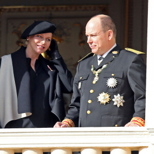 La princesse Charlène (enceinte) (habillée en Akris) et le prince Albert II de Monaco - La famille de Monaco au balcon du palais princier lors de la fête nationale monégasque. Le 19 novembre 2014