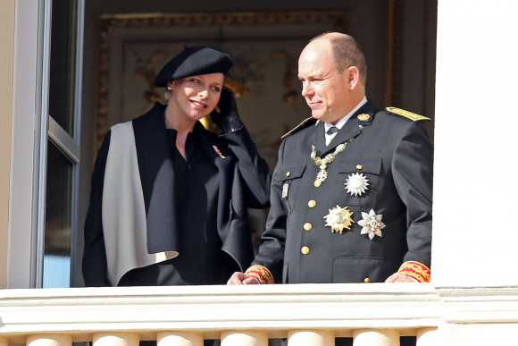 La princesse Charlène (enceinte) (habillée en Akris) et le prince Albert II de Monaco - La famille de Monaco au balcon du palais princier lors de la fête nationale monégasque. Le 19 novembre 2014