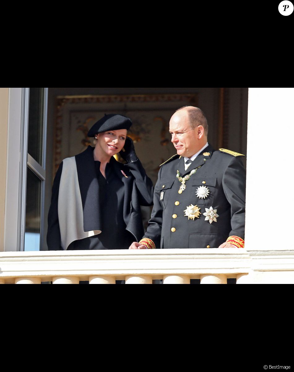 La princesse Charlène (enceinte) (habillée en Akris) et le prince Albert II de Monaco - La famille de Monaco au balcon du palais princier lors de la fête nationale monégasque. Le 19 novembre 2014