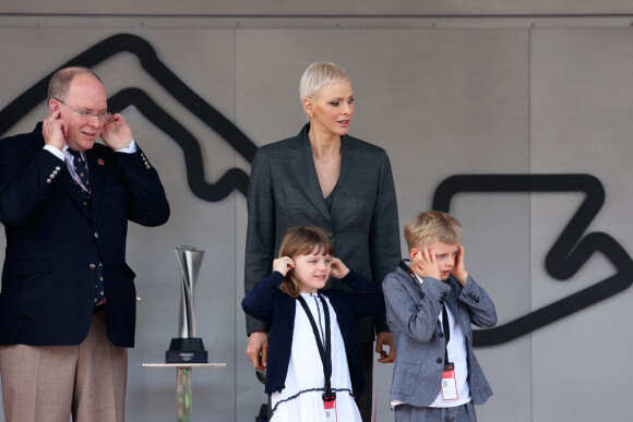 Le prince Albert II de Monaco, la princesse Charlene et leurs enfants la princesse Gabriella et le prince Jacques - Remise des prix du championnat du "Monaco ePrix" à Monaco. Le 30 avril 2022 © Claudia Albuquerque / Bestimage