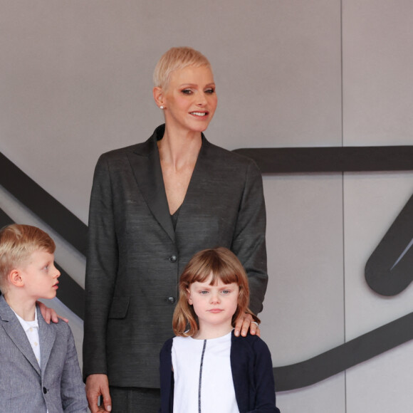 Louis Ducruet, le prince Albert II de Monaco, la princesse Charlene et leurs enfants la princesse Gabriella et le prince Jacques - Remise des prix du championnat du "Monaco ePrix" à Monaco. Le 30 avril 2022 © Claudia Albuquerque / Bestimage