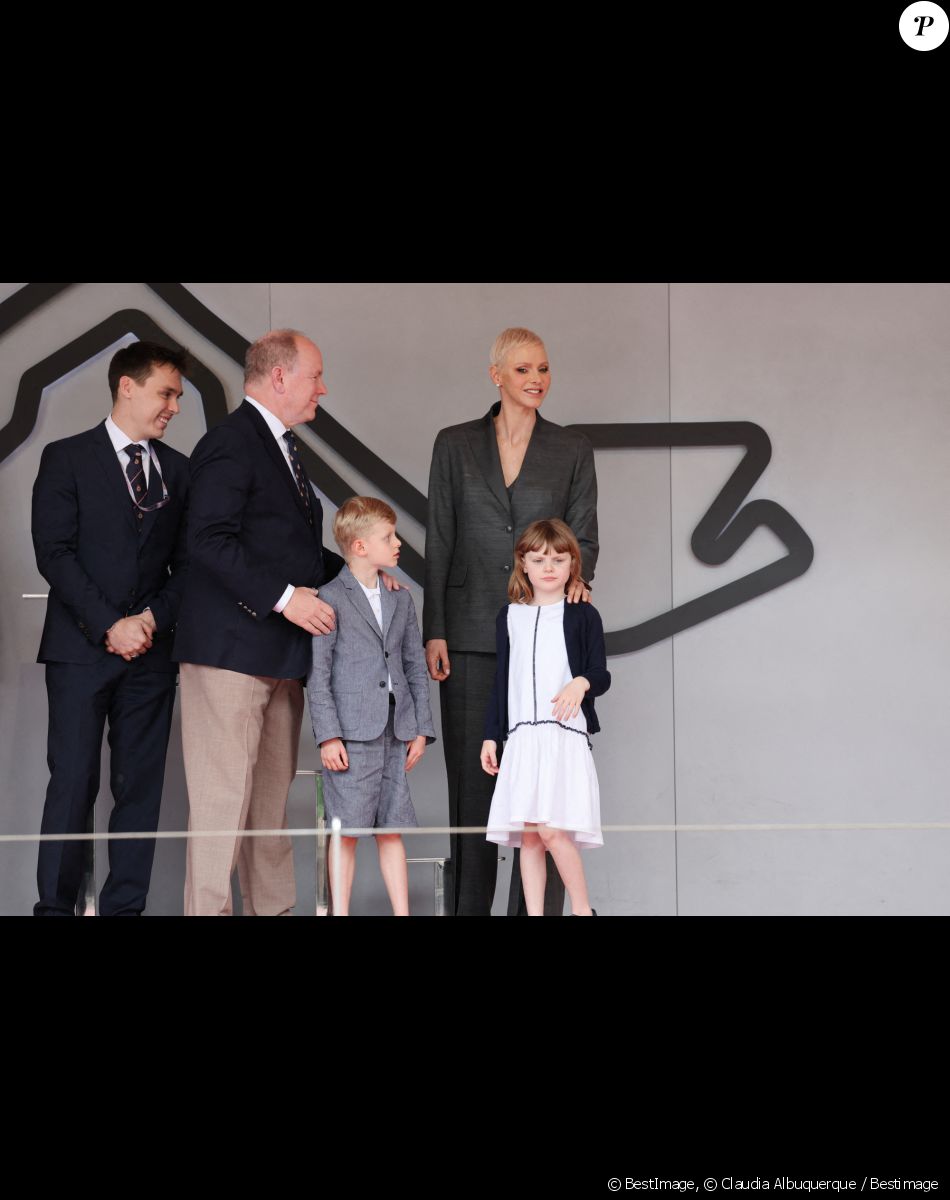 Louis Ducruet, le prince Albert II de Monaco, la princesse Charlene et leurs enfants la princesse Gabriella et le prince Jacques - Remise des prix du championnat du "Monaco ePrix" à Monaco. Le 30 avril 2022 © Claudia Albuquerque / Bestimage