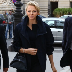 La princesse Charlene de Monaco, accompagnée de Peter Kriemler, arrive au defile Akris pret-a-porter printemps/ete 2014 pendant la Fashion Week a Paris, le 29 septembre 2013.