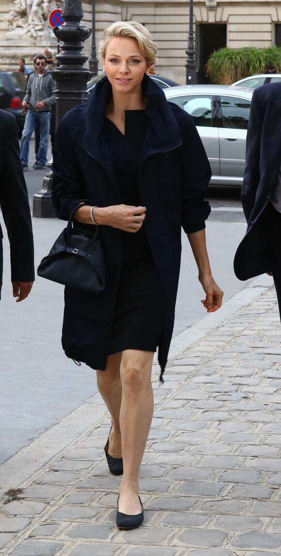 La princesse Charlene de Monaco, accompagnée de Peter Kriemler, arrive au defile Akris pret-a-porter printemps/ete 2014 pendant la Fashion Week a Paris, le 29 septembre 2013.