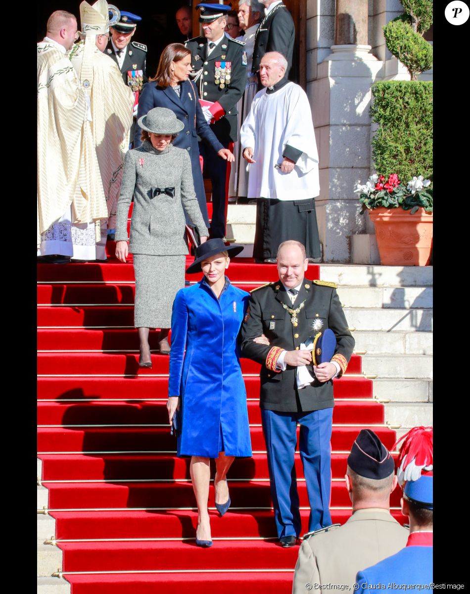 La princesse Charlène de Monaco, le prince Albert II de Monaco, la princesse Stéphanie de Monaco et la princesse Caroline de Hanovre - La famille princière de Monaco à la sortie de la cathédrale lors de la fête nationale monégasque, à Monaco, le 19 novembre 2017. © Claudia Albuquerque/Bestimage