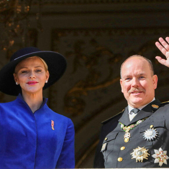 La princesse Charlène de Monaco et le prince Albert II de Monaco - La famille princière de Monaco au balcon du palais lors de la fête nationale monégasque, à Monaco, le 19 novembre 2017. © Claudia Albuquerque/Bestimage