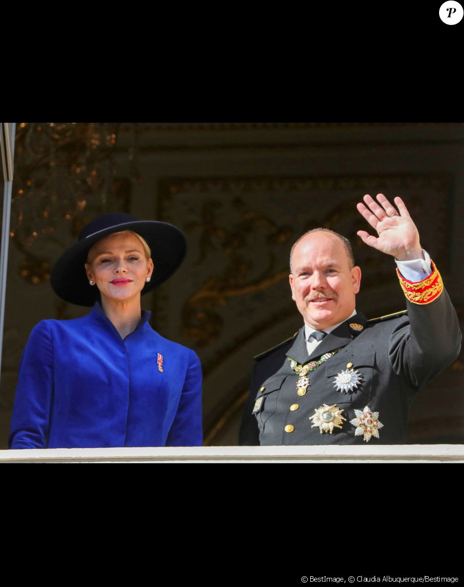La princesse Charlène de Monaco et le prince Albert II de Monaco - La famille princière de Monaco au balcon du palais lors de la fête nationale monégasque, à Monaco, le 19 novembre 2017. © Claudia Albuquerque/Bestimage