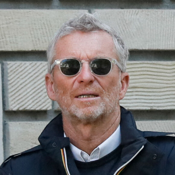 Denis Brogniart - Sorties des obsèques de Laurent Vimont (PDG de Century 21) en l'église Notre-Dame de Grâce de Passy à Paris. Le 23 mars 2022