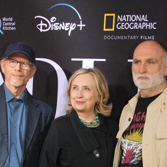 Ron Howard, Hillary Rodham Clinton et Jose Andres - Première du film "We Feed People" à New York le 3 mai 2022. 