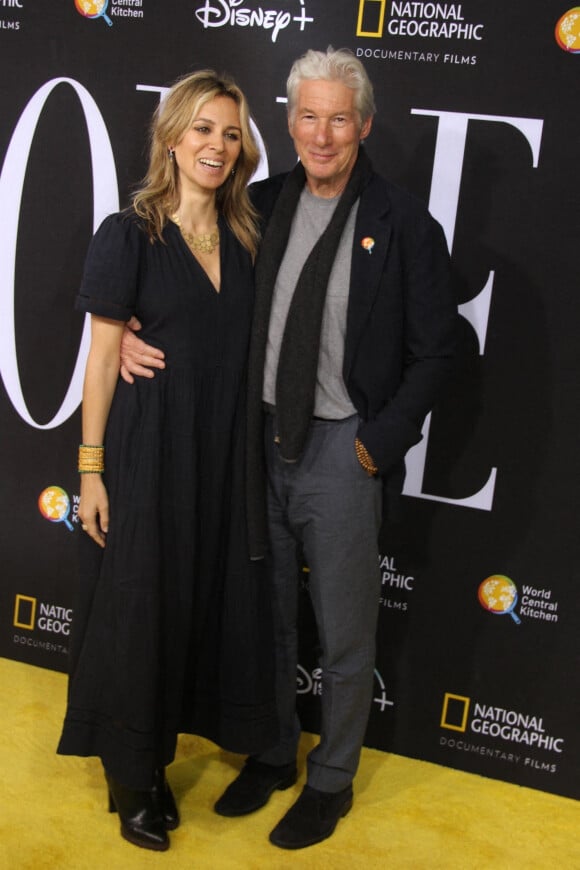 Richard Gere et sa compagne Alejetra Silva - Première du film "We Feed People" à New York le 3 mai 2022. 