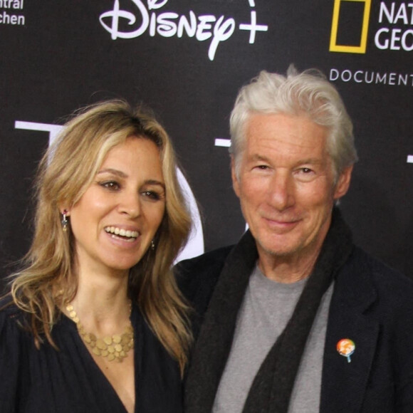 Richard Gere et sa compagne Alejetra Silva - Première du film "We Feed People" à New York le 3 mai 2022. 