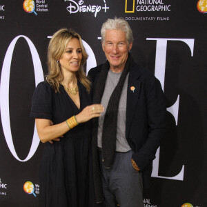 Richard Gere et sa compagne Alejetra Silva - Première du film "We Feed People" à New York le 3 mai 2022. 