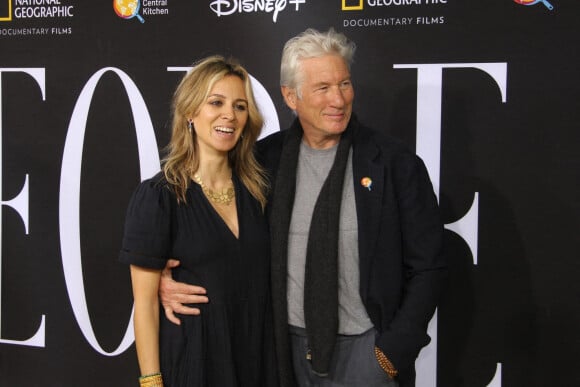 Richard Gere et sa compagne Alejetra Silva - Première du film "We Feed People" à New York le 3 mai 2022. 