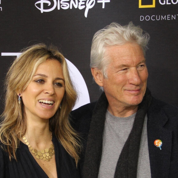 Richard Gere et sa compagne Alejetra Silva - Première du film "We Feed People" à New York le 3 mai 2022. 