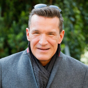 Benjamin Castaldi quitte le studio Gabriel à Paris, après l'enregistrement de l'émission "Vivement Dimanche" consacrée à Y.Montand et diffusée le 14 novembre 2021 sur France 2. Le 28 octobre 2021. © Christophe Clovis / Bestimage