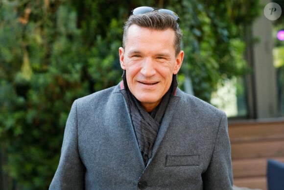 Benjamin Castaldi quitte le studio Gabriel à Paris, après l'enregistrement de l'émission "Vivement Dimanche" consacrée à Y.Montand et diffusée le 14 novembre 2021 sur France 2. Le 28 octobre 2021. © Christophe Clovis / Bestimage