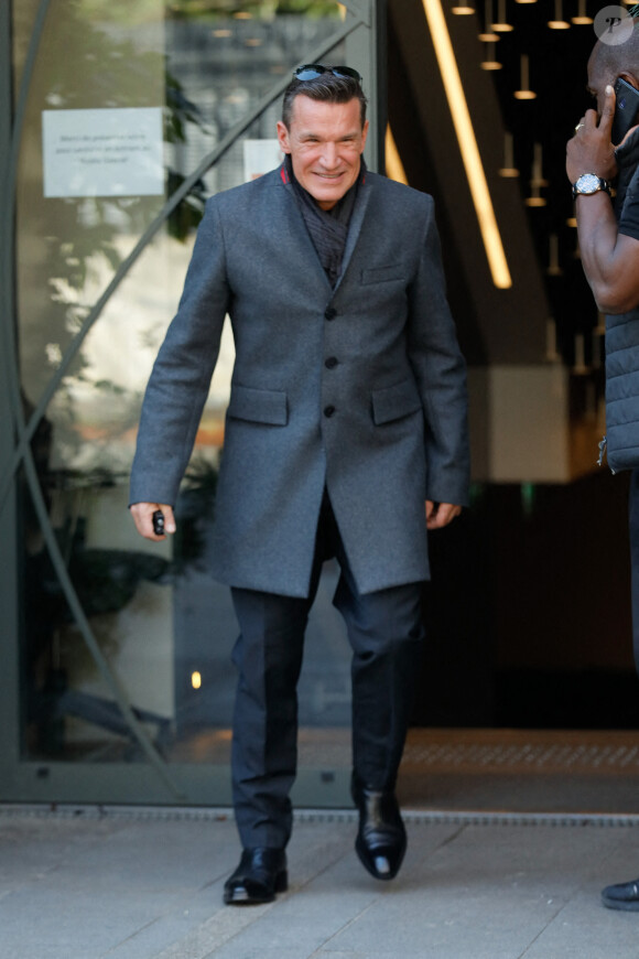 Benjamin Castaldi quitte le studio Gabriel à Paris, après l'enregistrement de l'émission "Vivement Dimanche" consacrée à Y.Montand et diffusée le 14 novembre 2021 sur France 2. Le 28 octobre 2021. © Christophe Clovis / Bestimage