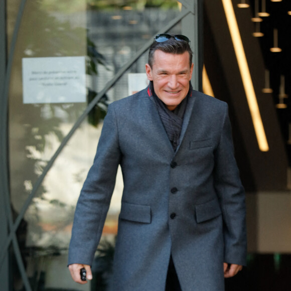Benjamin Castaldi quitte le studio Gabriel à Paris, après l'enregistrement de l'émission "Vivement Dimanche" consacrée à Y.Montand et diffusée le 14 novembre 2021 sur France 2. Le 28 octobre 2021. © Christophe Clovis / Bestimage