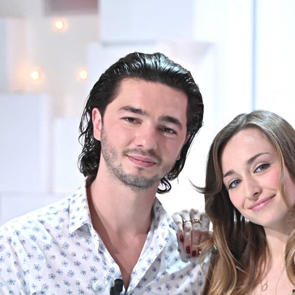Sam Lellouche et Emma Smet Enregistrement de l'émission "Vivement dimanche prochain" au studio Gabriel, présentée par Michel.Drucker . L'émission sera diffusée sur France 2 le 6 mars 2022. © Guillaume Gaffiot / Bestimage 